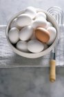 Cuenco de huevos blancos - foto de stock