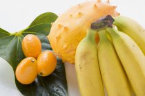 Banana com kiwano e kumquats — Fotografia de Stock