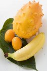 Banana con kiwano e kumquat — Foto stock