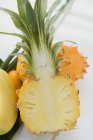 Экзотические фрукты с ананасом — стоковое фото