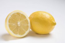 Свежий лимон и половина — стоковое фото