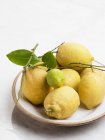 Frische Bio-Zitronen — Stockfoto