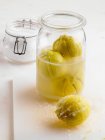 Солоні мариновані лимони в банці — стокове фото