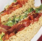 Вид сэндвича с листьями салата — стоковое фото