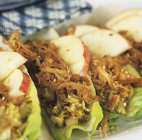 Nahaufnahme von Salatblättern mit frittierten Austernpilzen, Sesam und Apfel — Stockfoto