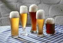Cervejas bávaras em copos — Fotografia de Stock