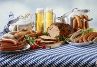 Salsicce bavaresi con birra — Foto stock