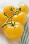 Cinq tomates cerises jaunes — Photo de stock