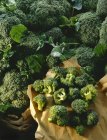Teste intere e cimette di broccoli — Foto stock