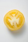Halbe gelbe Tomate — Stockfoto