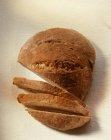 Кусок хлеба, частично нарезанный — стоковое фото