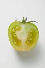 Половина зелений томатний — стокове фото