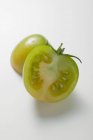 Grüne Tomate halbiert — Stockfoto