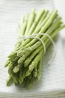 Lot d'asperges vertes — Photo de stock