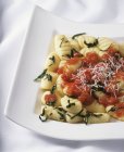 Vista close-up de Gnocchi com molho de tomate e sálvia — Fotografia de Stock