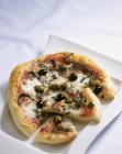 Pizza com anchovas e azeitonas — Fotografia de Stock