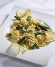 Farfalle pasta with asparagus and lemon — Stock Photo