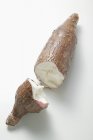 Gros plan sur le manioc cassé — Photo de stock