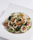 Салат из кальмаров с оливками — стоковое фото