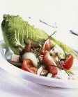 Салат из помидоров и огурцов — стоковое фото