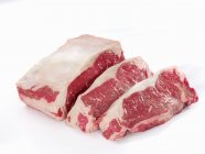 Lombo em bruto fatiado de carne de bovino — Fotografia de Stock