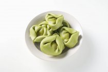Frische Spinat-Tortellini-Nudeln — Stockfoto