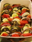 Запеченные овощи баклажаны, кабачки, лук и перец в блюде — стоковое фото