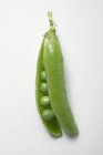 Ervilhas frescas com vagem — Fotografia de Stock