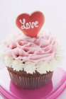 Cupcake decorado para el día de San Valentín - foto de stock