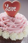 Cupcake decorado para el día de San Valentín - foto de stock