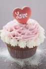 Cupcake decorado para o Dia dos Namorados — Fotografia de Stock