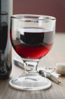 Copa de sabroso vino tinto - foto de stock
