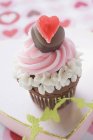 Cupcake for Valentines Day on chocolate box — Stock Photo