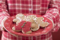 Gingerbread men on tray — Stock Photo