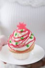 Femminile mano che tiene cupcake — Foto stock