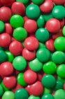 Vista de cerca de frijoles de chocolate rojo y verde - foto de stock