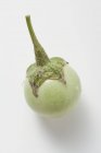 Grüne Mini-Aubergine mit Wassertropfen — Stockfoto
