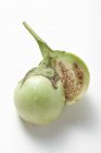 Halbierte grüne Mini-Aubergine — Stockfoto