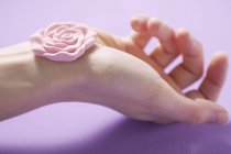 Вид крупным планом розового мыла на женскую руку — стоковое фото