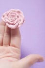 Vue rapprochée du savon rose rose sur la main féminine — Photo de stock