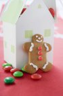 Gingerbread man and paper house — Stock Photo