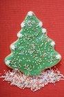 Galleta de árbol de Navidad con salpicaduras de colores - foto de stock