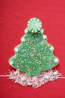 Galleta de árbol de Navidad con salpicaduras de colores - foto de stock