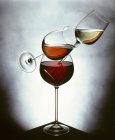 Vino, ros e vino rosso in bicchieri — Foto stock
