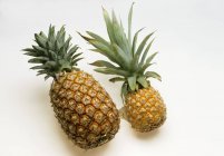 Two ripe pineapples — Stock Photo