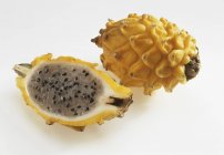 Fruta kiwano fresca con la mitad - foto de stock