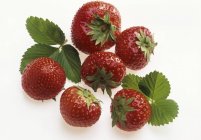 Frische Erdbeeren mit Blättern — Stockfoto