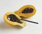 Halved papaya fruit — Stock Photo