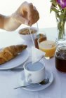 Colazione con tè e croissant — Foto stock