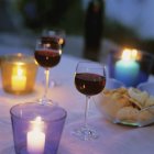 Окуляри червоного вина та чіпси — стокове фото